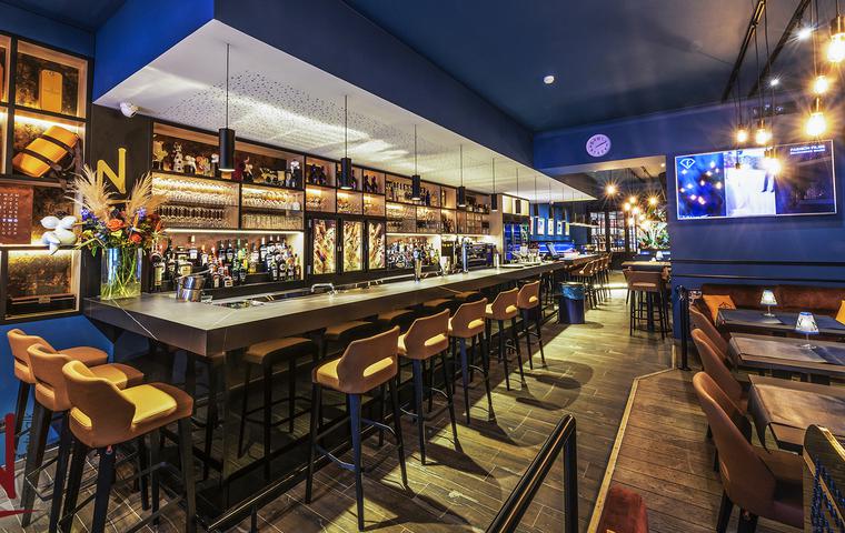 Wood and ceramic are united in a charming restaurant