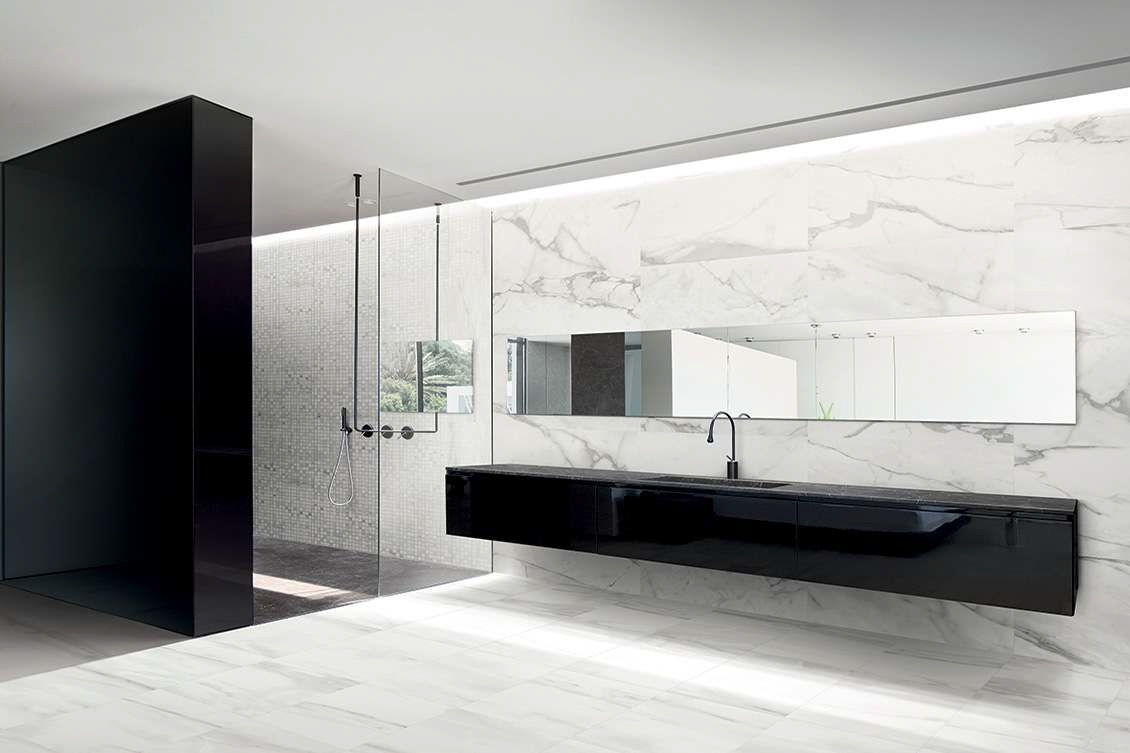 Black marble effect bathroom tiles is the unconventional choice that